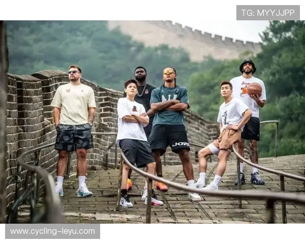 足球场看台上的球星与球迷互动瞬间引发全场欢呼与热议