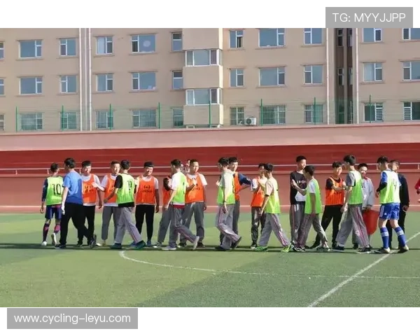 足球巨星荟萃展现球场风采精彩瞬间激励青春奋斗不止